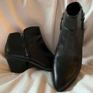 Frye black genuine leather 'Judith' zip ankle boot/booties